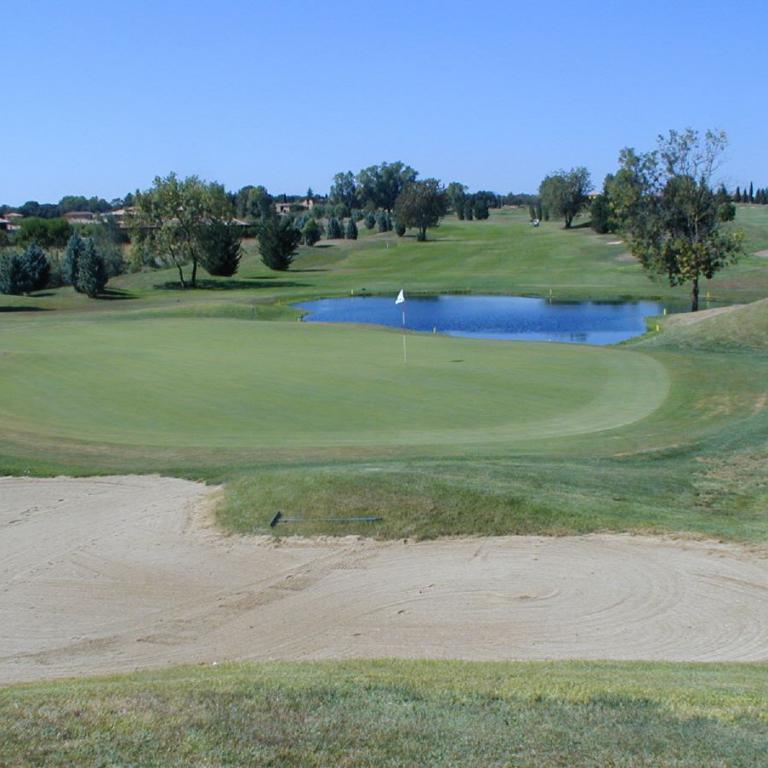 Panoramablick auf einen Golfplatz mit Sandbunker und Wasserbecken