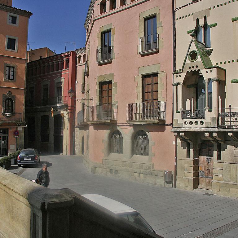 Blick auf eine historische europäische Gasse mit mehrstöckigen Gebäuden in verschiedenen Pastellfarben