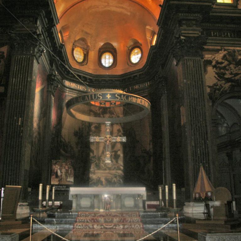 Innenansicht eines grandiosen Kirchenaltars mit Kuppel und Säulen.