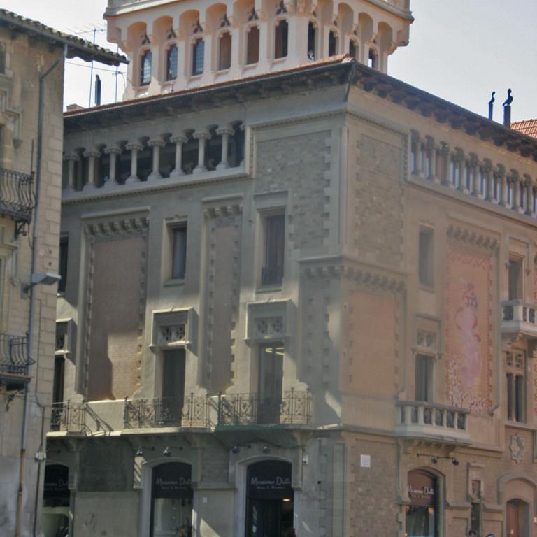 Die prachtvolle Fassade eines historischen, mehrstöckigen Gebäudes mit klassizistischem Stil.