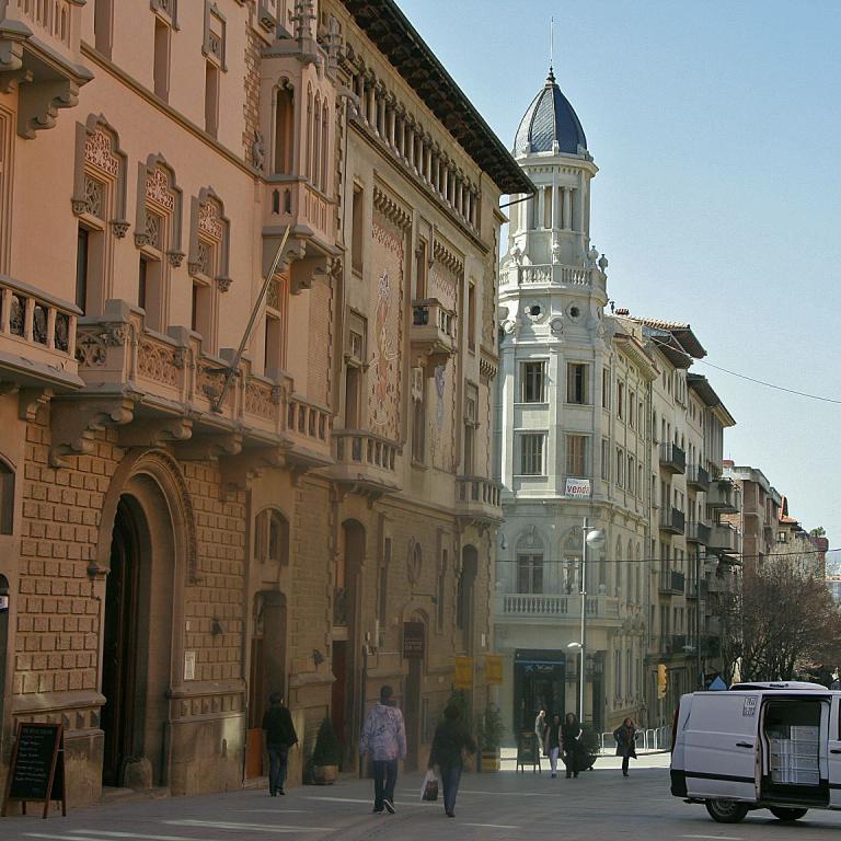 Eine historische städtische Straße, gesäumt von prunkvoller europäischer Architektur.