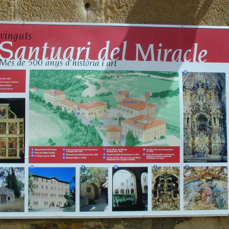 Ein großes Informationsschild zum Santuari del Miracle, das eine Karte, historische Fotos und Informationen über den Ort zeigt.