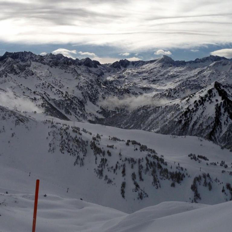 Schneebedecktes Bergpanorama mit tief hängenden Wolken